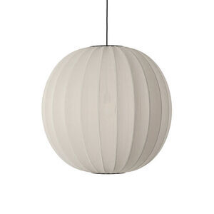 Rund pendellampe i perlehvid med sort ledning, elegant og moderne design.